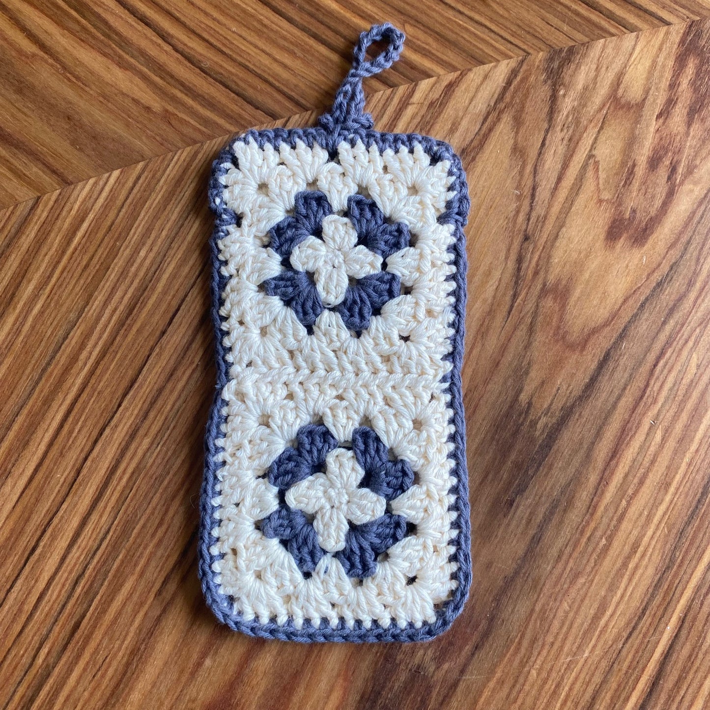 Etui à lunettes en crochet granny