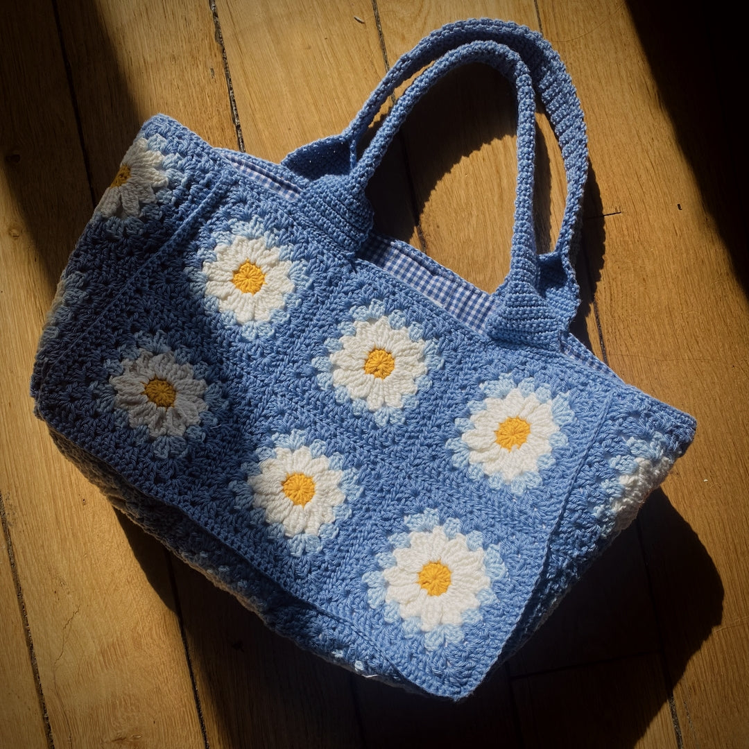 Sac en crochet bleu à fleurs