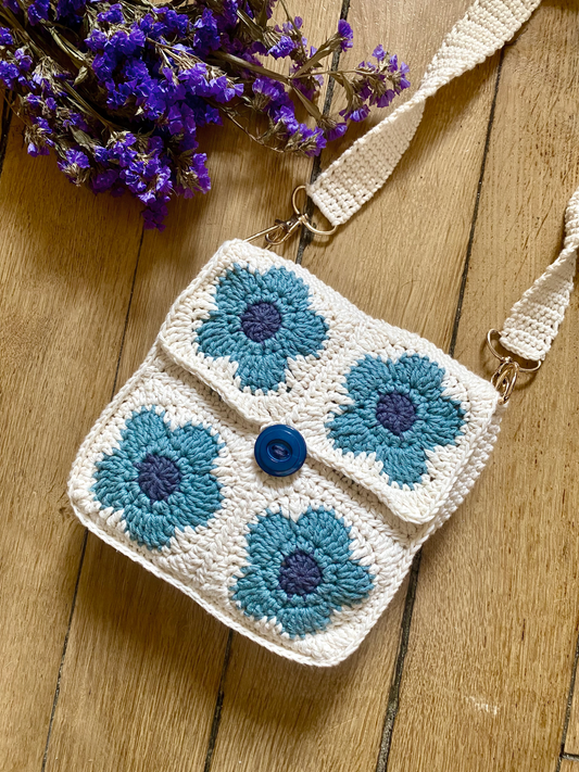 sac à main en crochet carré à fleurs bleues